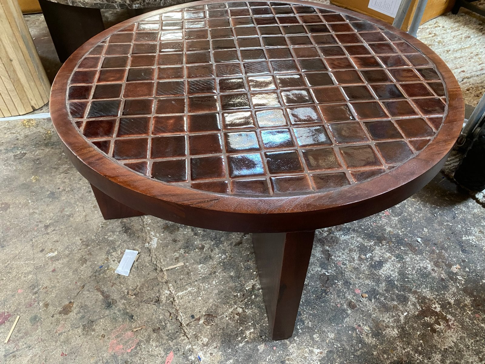 Vintage retro bijzettafel met kleine tegeltjes 80 cm, Ophalen, Rond, Zo goed als nieuw, 75 cm of meer