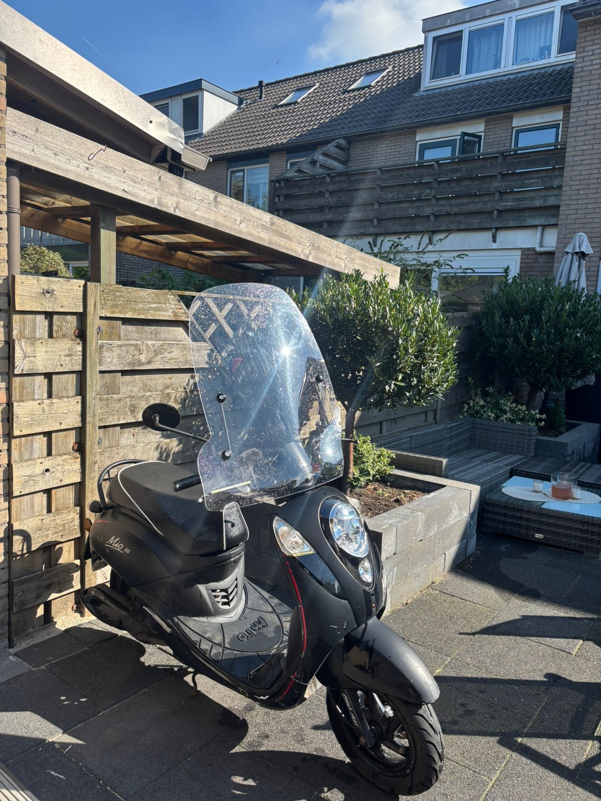 SYM Mio 50 – Zwart – Hoog windscherm – Nette scooter, Fietsen en Brommers, Gebruikt, Maximaal 45 km/u, Benzine, Ophalen