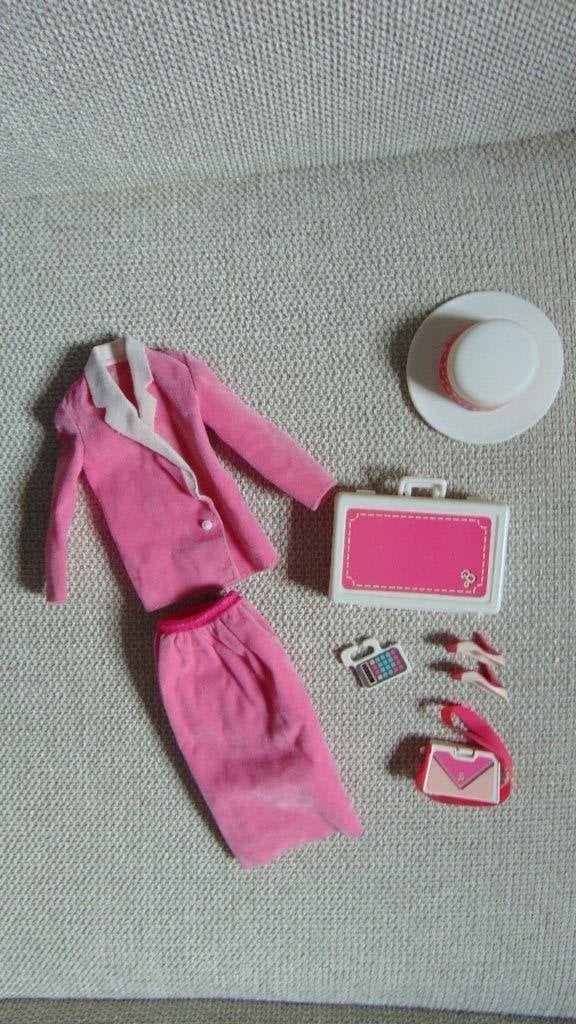 Day to Night Barbie outfit pak body pumps hoed enz, Verzamelen, Poppen, Ophalen of Verzenden, Gebruikt, Kleertjes