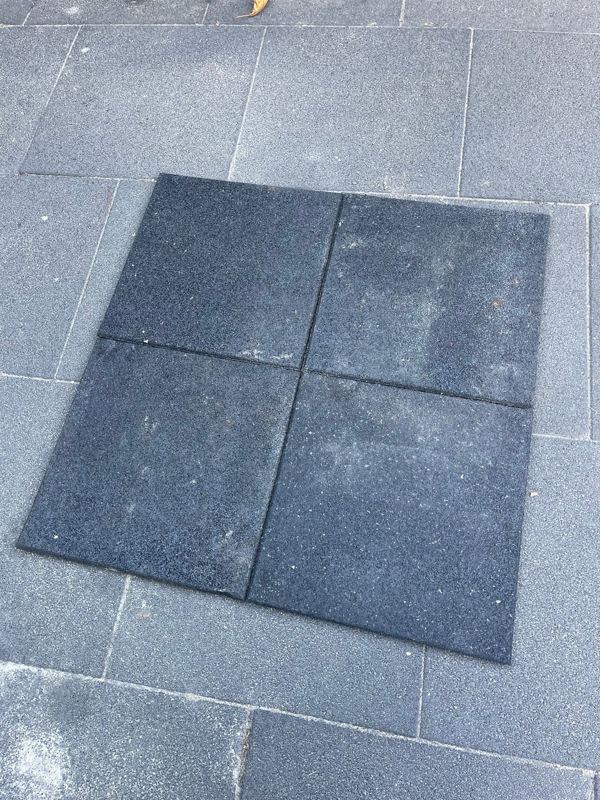 35 rubberen tegels in goede staat, Doe-het-zelf en Verbouw, Tegels, Ophalen, Gebruikt, 40 tot 60 cm, Overige typen
