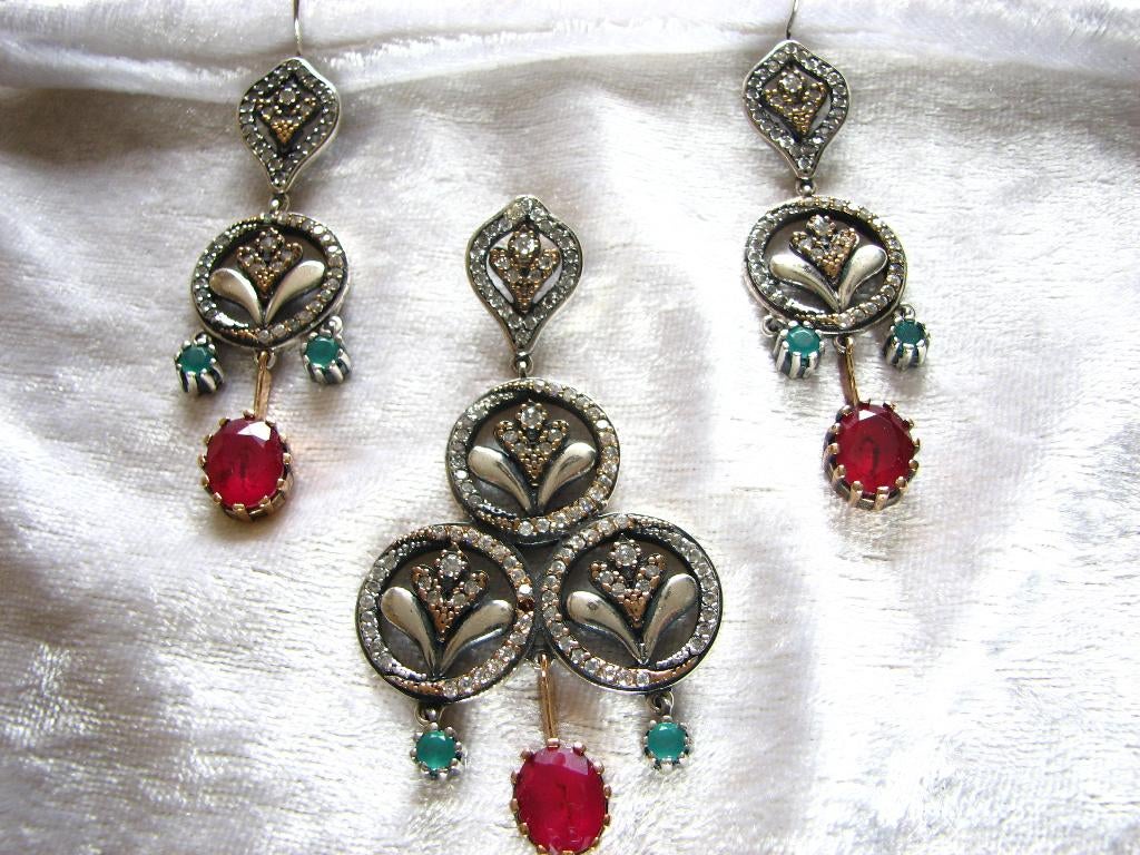 Prachtige Zilveren Set met Robijn en Smaragd, Sieraden, Tassen en Uiterlijk, Antieke sieraden, Verzenden, Zilver, Oorbellen, Met edelsteen