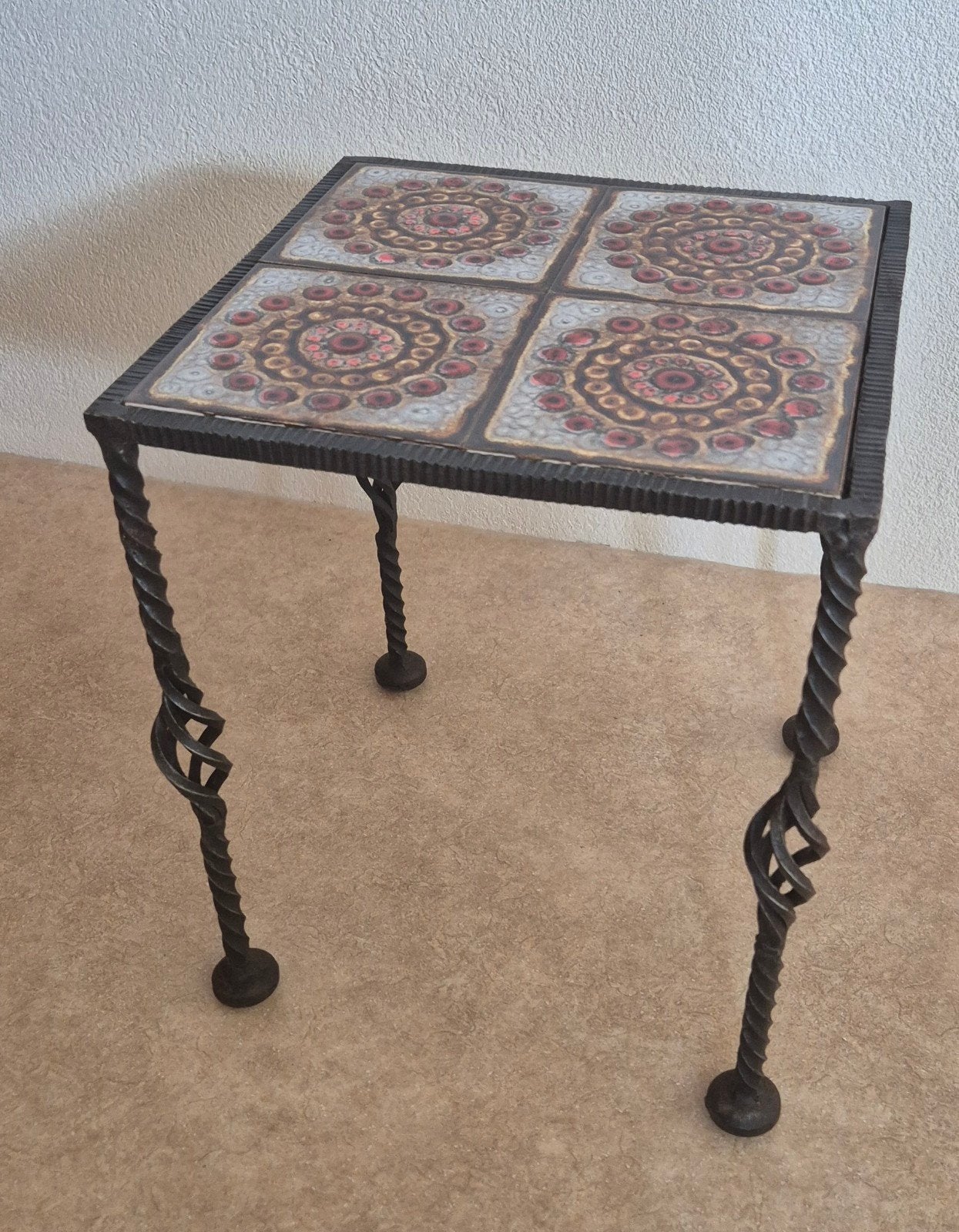 NIEUW Bijzettafel  VINTAGE met smeedijzeren poten en tegels, Huis en Inrichting, Tafels | Bijzettafels, Ophalen, Minder dan 45 cm