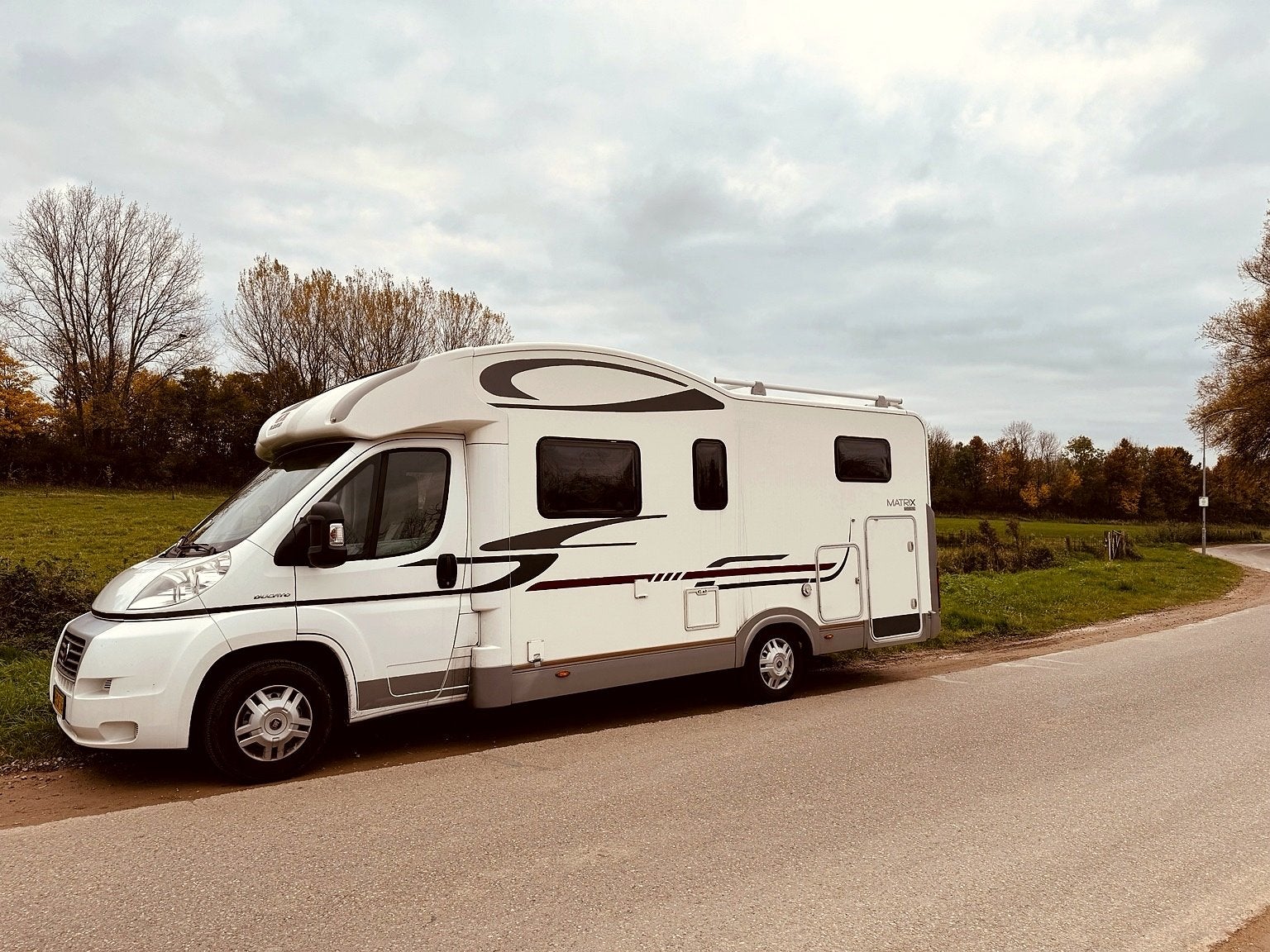 Prachtige, in topstaat ADRIA MATRIX 680SL LENGTEBEDDEN, Koelkast, Ringverwarming, Fiat, Achteruitrijcamera