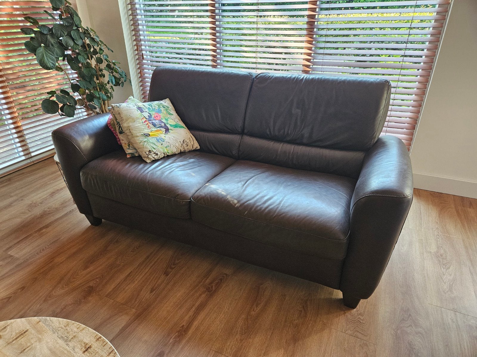 Comfortabele tweepersoons leren bank, Huis en Inrichting, Banken | Bankstellen, Ophalen, 150 tot 200 cm, Modern klassiek, Tweepersoons