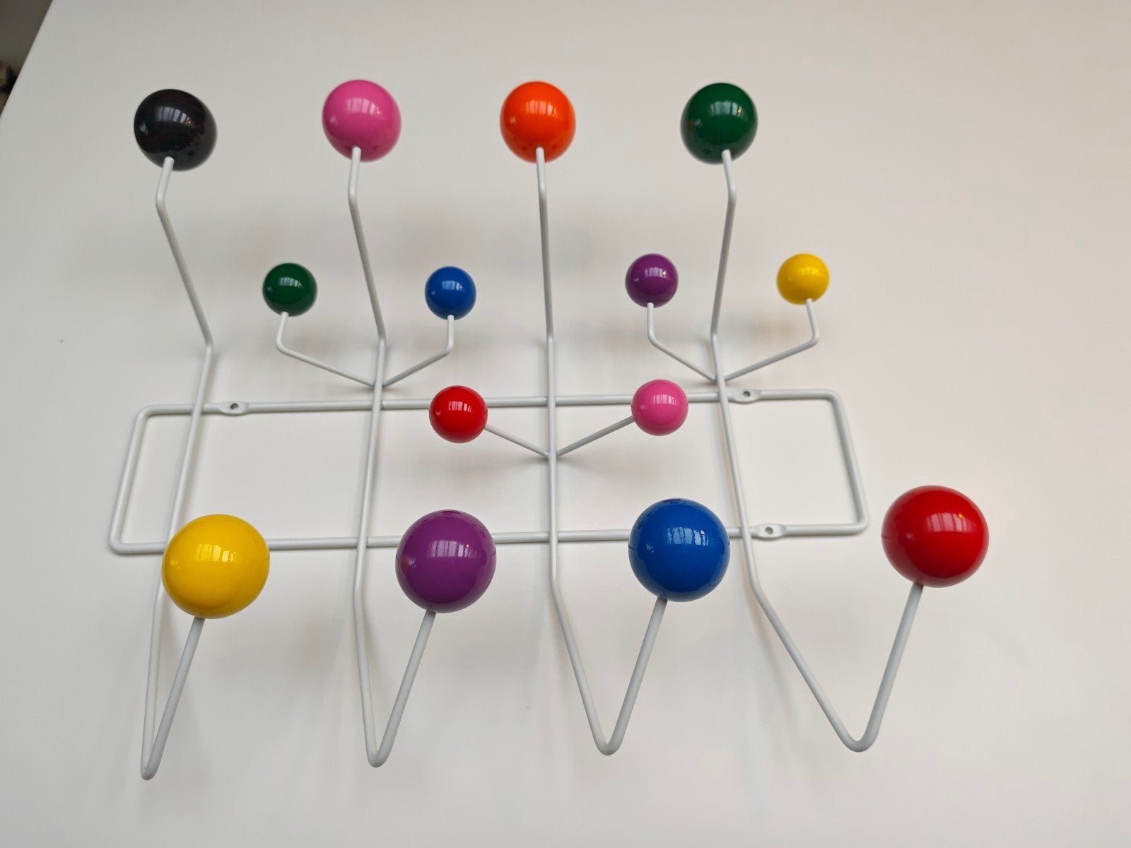 Eames Hang-It-All kapstok - Kleurrijk en functioneel, Huis en Inrichting, Woonaccessoires | Kapstokken, Wandkapstok, Ophalen of Verzenden