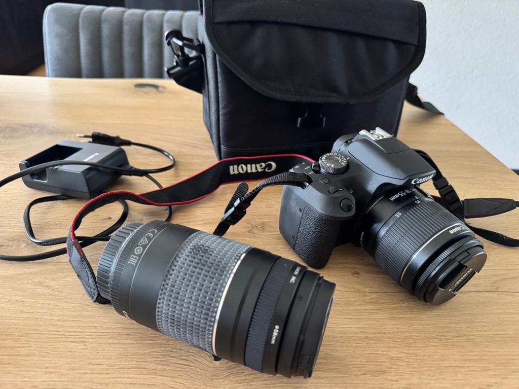 Canon EOS 2000D met 2 lenzen (18-55mm & 75-300mm) + tas, Ophalen of Verzenden, Zo goed als nieuw, Spiegelreflex, Canon
