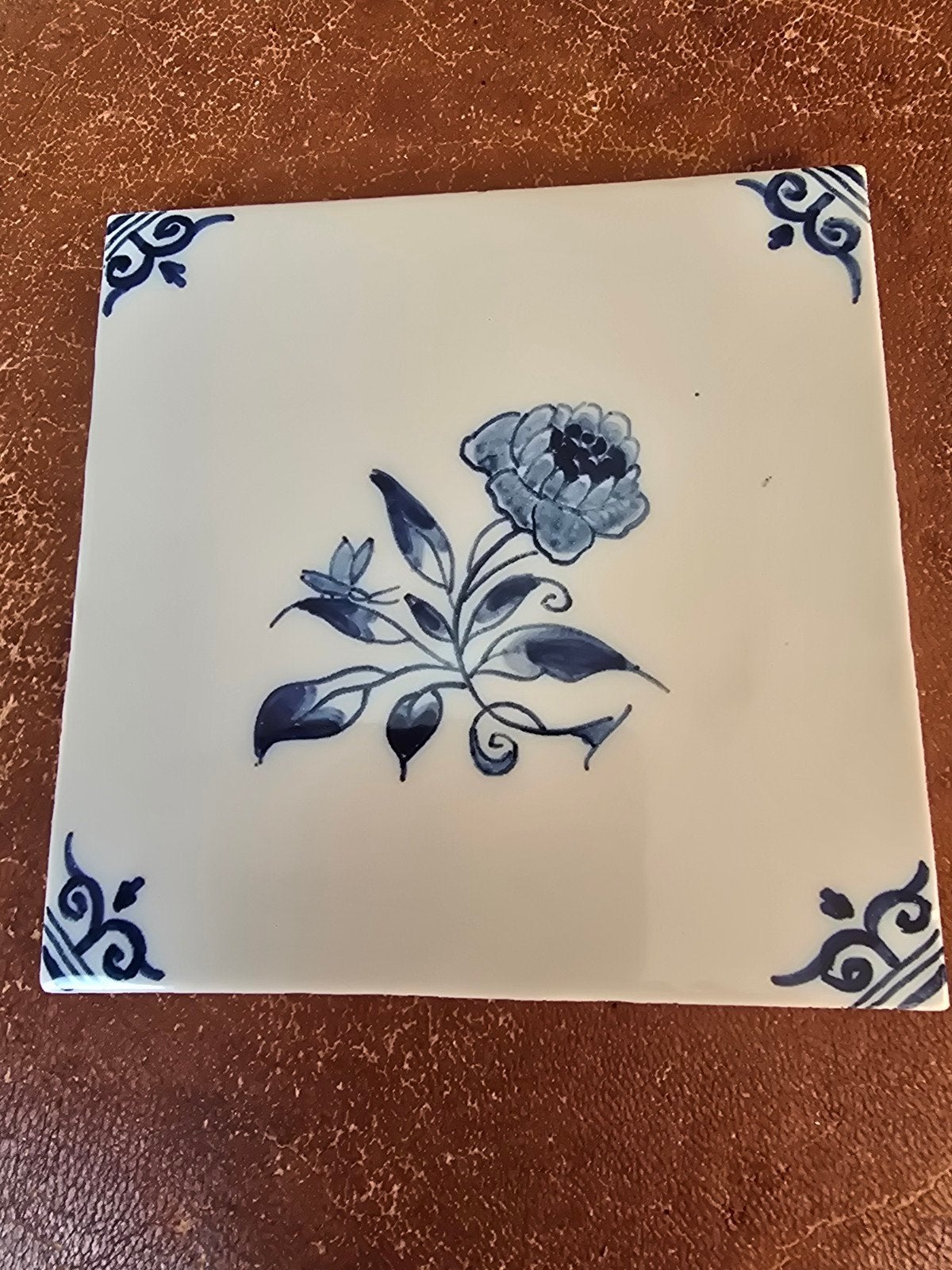 Delfts blauw tegeltje met bloemmotief, Verzenden