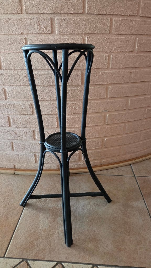 zwarte rotan of gebogen bamboe plantentafel (tabouret), Huis en Inrichting, Tafels | Bijzettafels, 45 tot 60 cm, Overige materialen