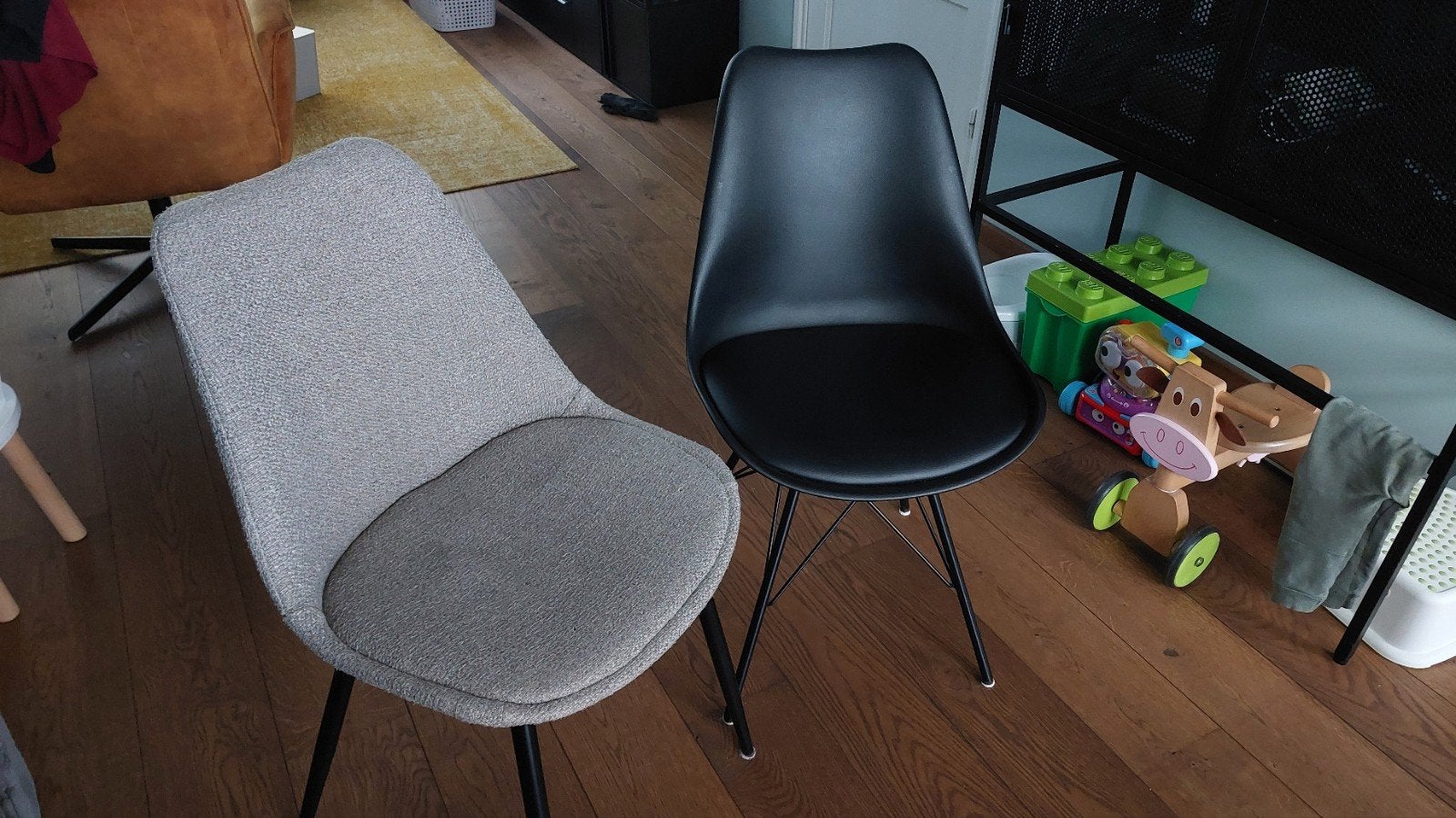 6 eetkamerstoelen: 2x grijs gestoffeerd, 4x zwart, Ophalen, Overige kleuren, Kunststof, Zo goed als nieuw