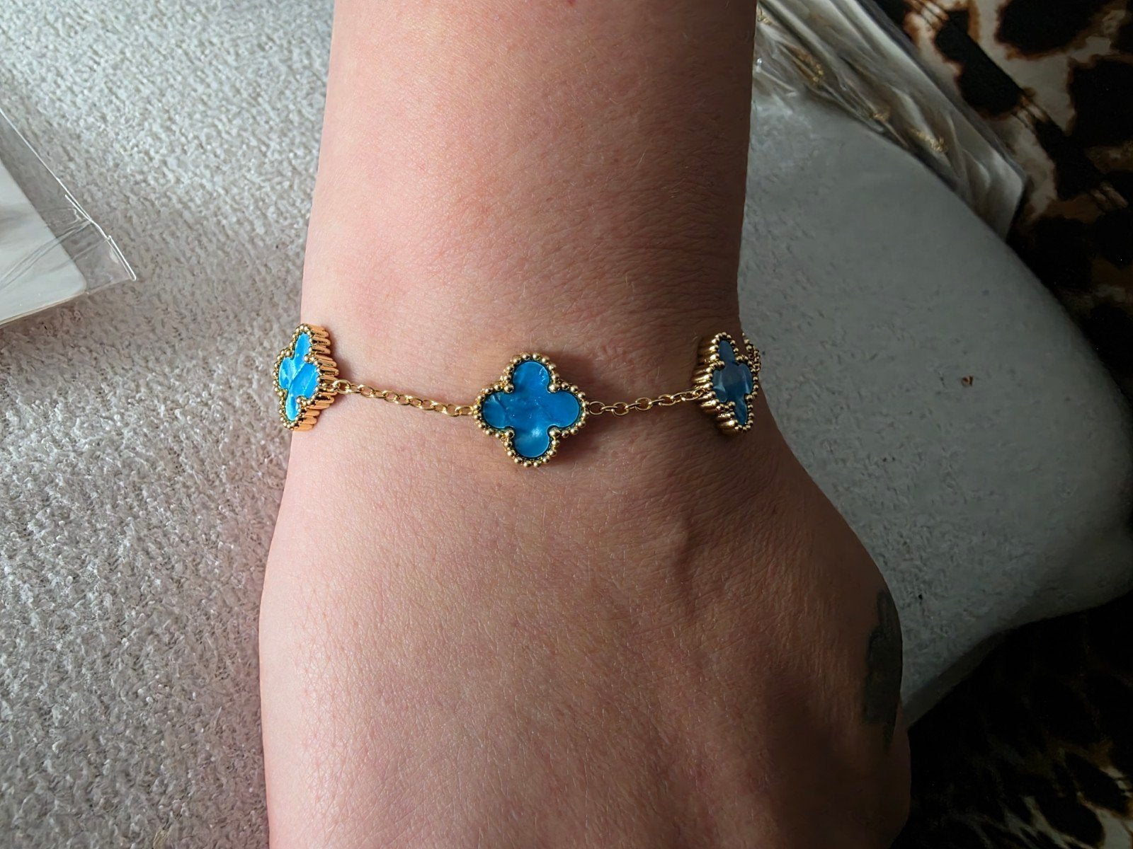 Gouden armband met blauwe klavertjes van cleef achtig, Onbekend, Nieuw, Ophalen of Verzenden, Onbekend