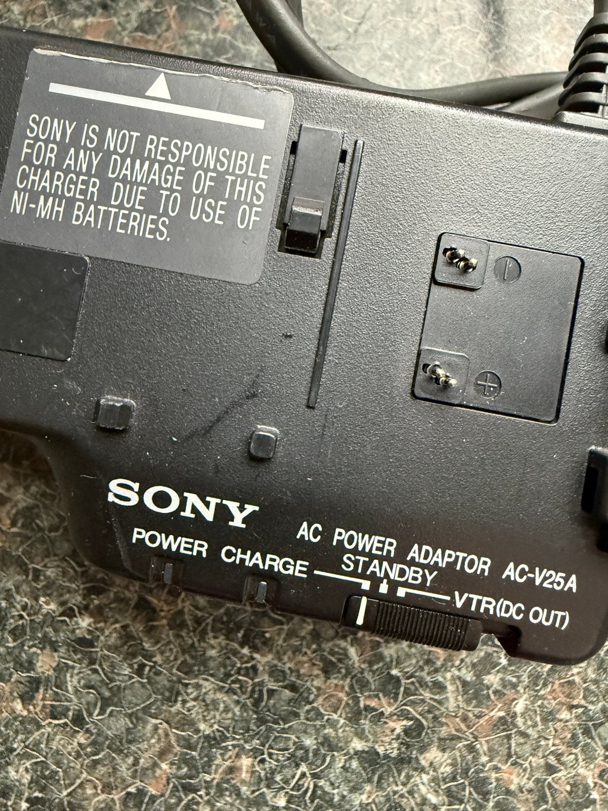 Sony AC Power Adaptor AC-V25A - Oplader voor camera, Gebruikt, Sony, Oplader, Opladen via netstroom