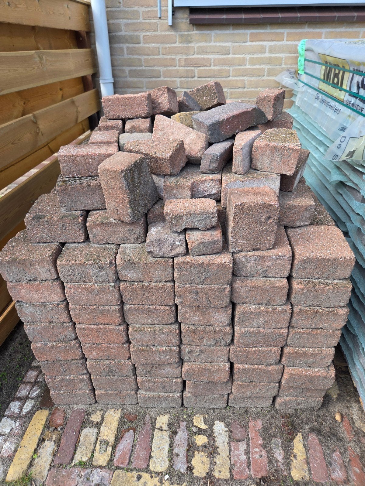 Gratis betonnen terras stenen. 30 x 30 cm. ca 360 stuks. all, Tuin en Terras, Ophalen, Gebruikt, Beton, Klinkers
