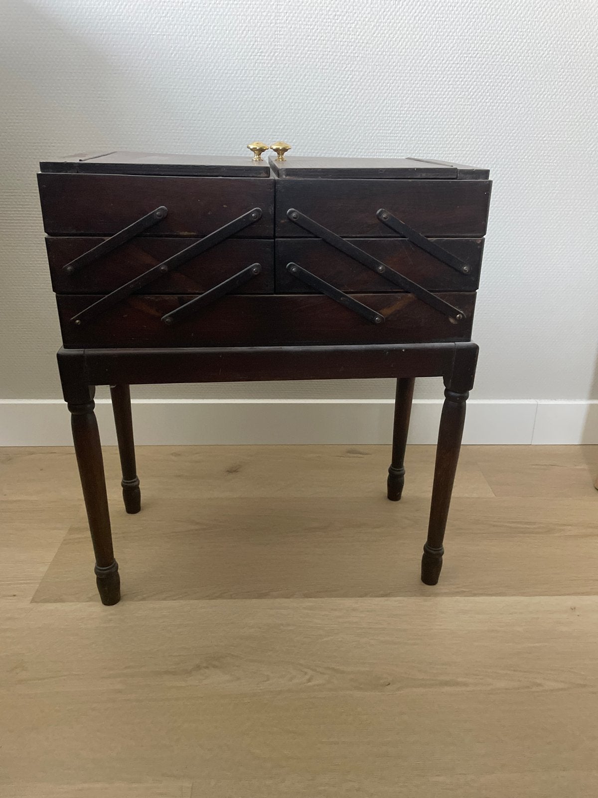 Antieke Naaitafel / Naaidoos op Poten - Vintage Hout, Ophalen of Verzenden