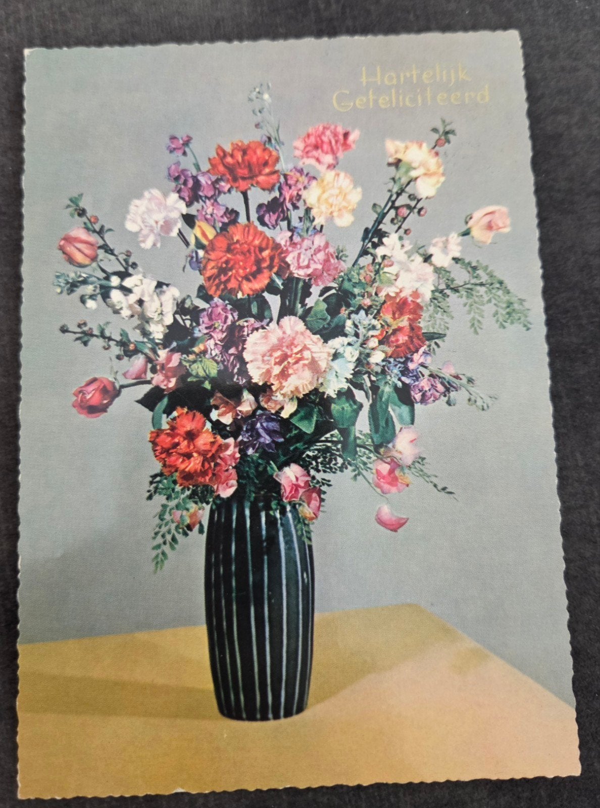 Boeket bloemen, 'Hartelijk Gefeliciteerd', Verzamelen, Ansichtkaarten | Themakaarten, Verzenden, 1960 tot 1980, Gelopen, Overige thema's