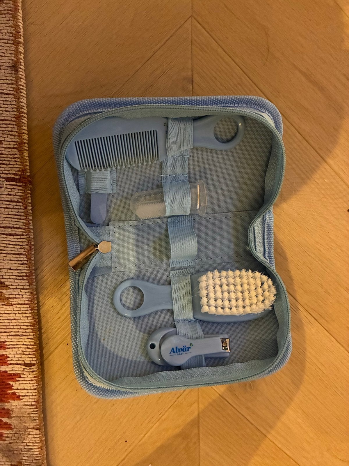 GRATIS Alvär Baby Verzorgingsset - Blauw, Ophalen, Gebruikt