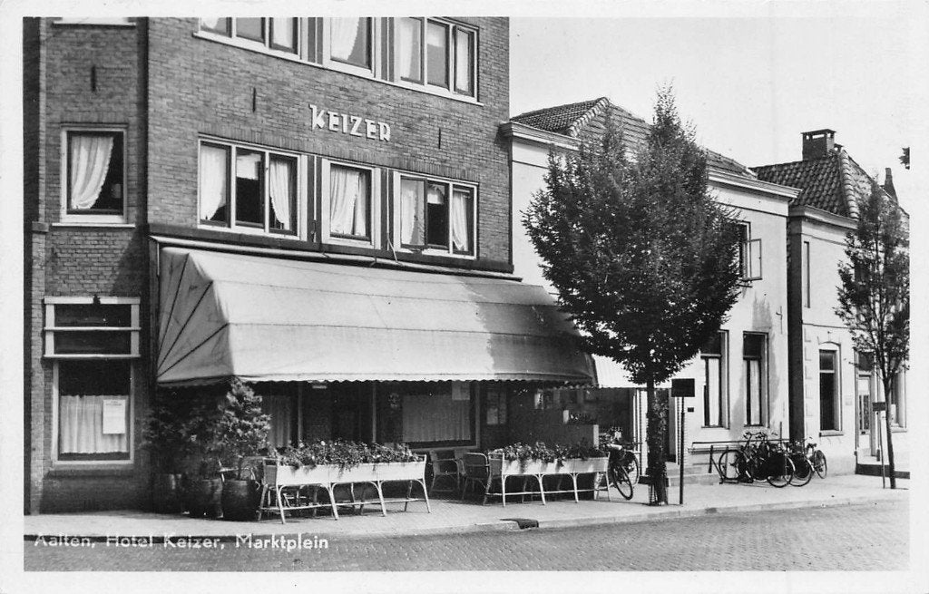 136 Aalten  - Hotel Keizer Marktplein, Verzenden, 1940 tot 1960, Gelopen, Gelderland