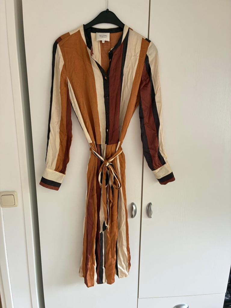 Second Female jurk met strikceintuur, S, sls nieuw, Kleding | Dames, Bruin, Ophalen of Verzenden, Zo goed als nieuw, Knielengte