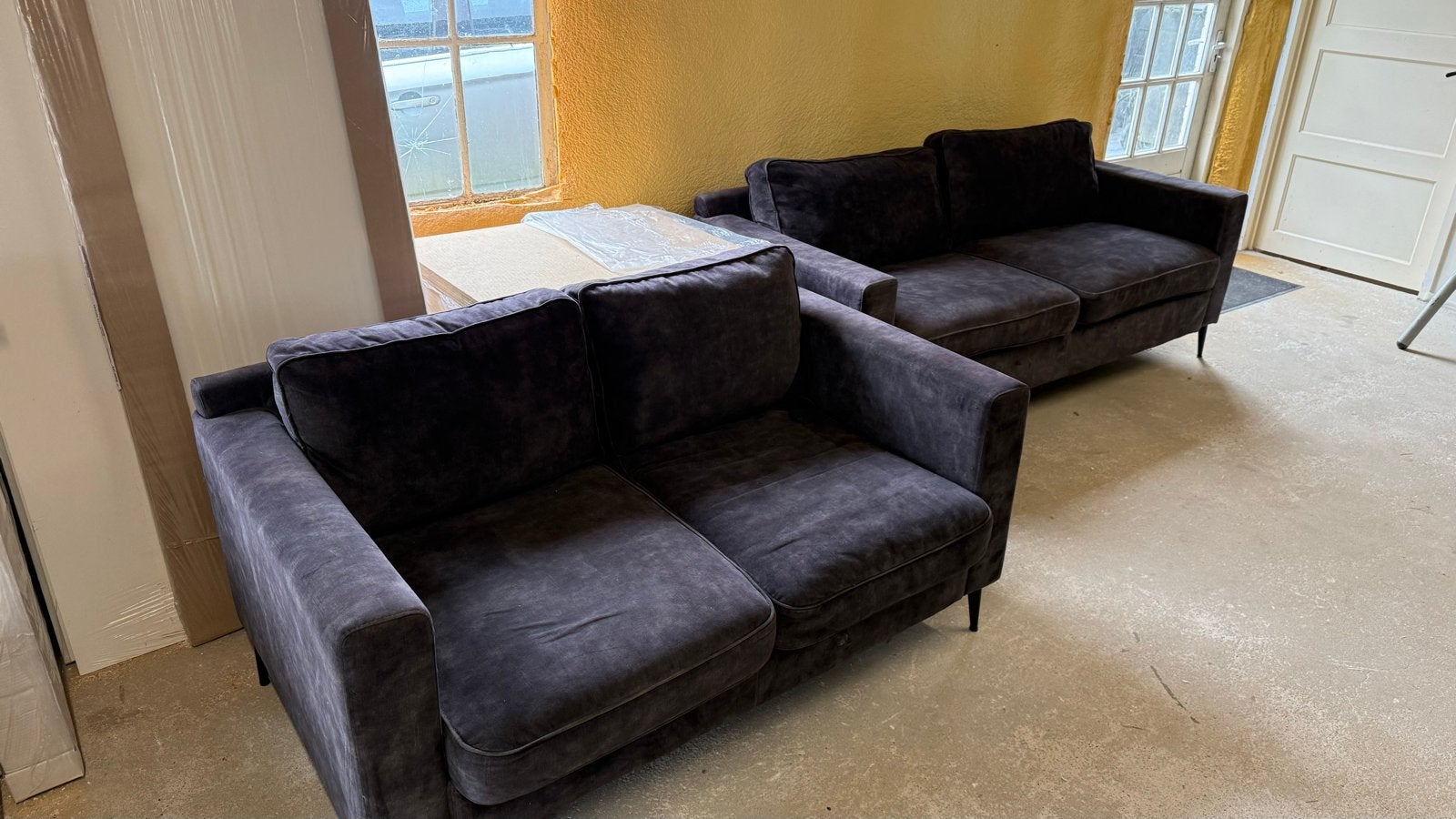 2 velvet bankstellen – 2-zits & 3-zits donkergrijs, Huis en Inrichting, Banken | Bankstellen, Ophalen, Gebruikt, 150 tot 200 cm