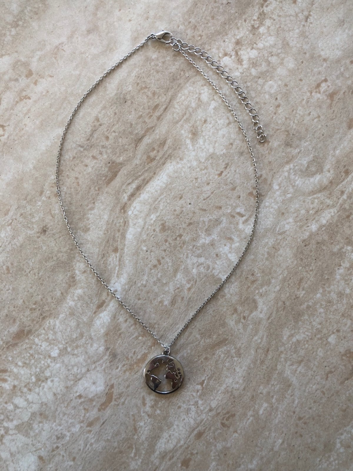Zilverkleurige ketting met wereldbol hanger NIEUW, Nieuw, Ophalen of Verzenden, Zilver, Overige materialen