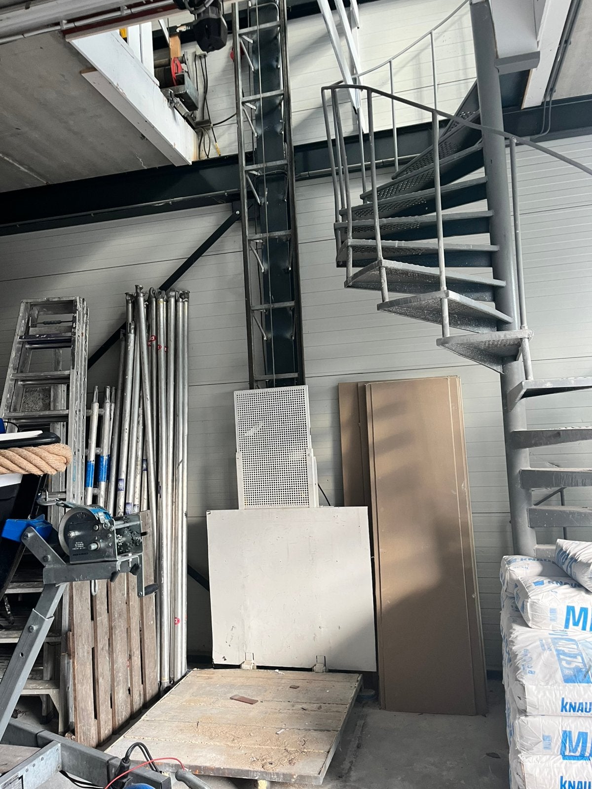 Goederen lift bedrijfshal en wenteltrap, Ophalen