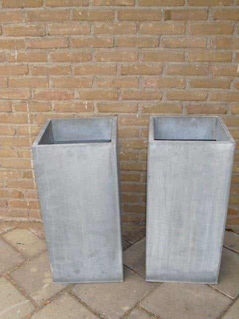 TE KOOP TWEE METALEN HOGE BLOEM BAKKEN, Ophalen, Minder dan 30 cm, Rond, Zo goed als nieuw