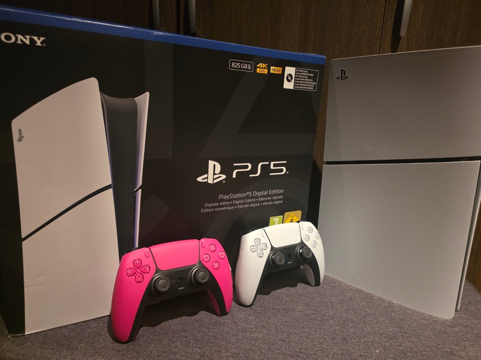 Sony PlayStation 5 Digital Edition met 2 controllers, Spelcomputers en Games, Ophalen of Verzenden, Zo goed als nieuw, Playstation 5 Digital