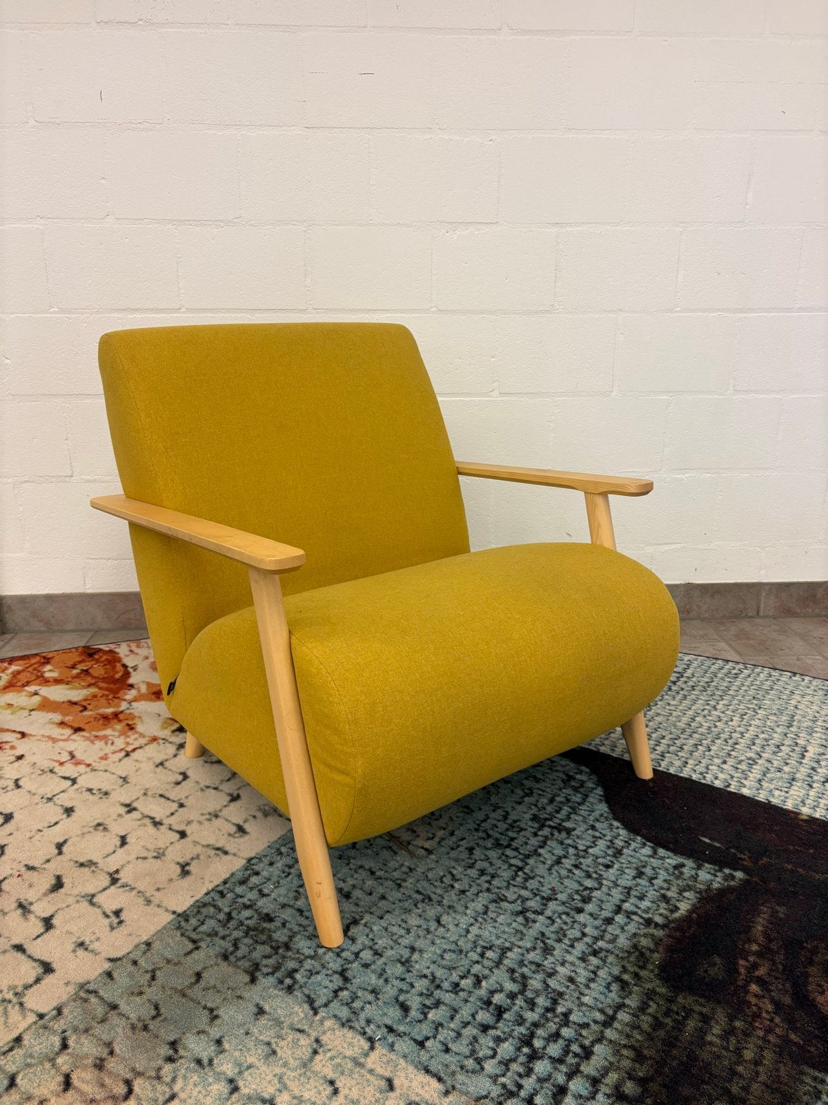 Kave Home Fauteuil - Geel met Houten Details, Huis en Inrichting, Ophalen, Nijverheidsweg 13b, 75 tot 100 cm, Zo goed als nieuw