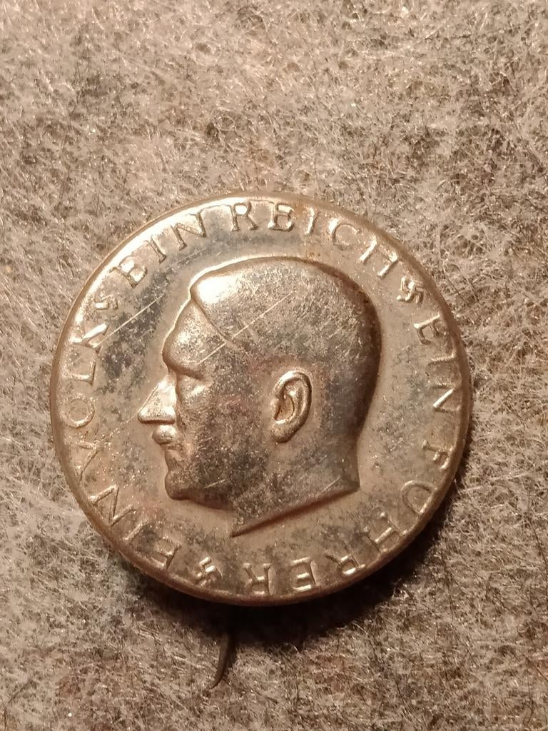 Ww2 Adolf Hitler stickpin WHW, Ophalen of Verzenden, Duitsland