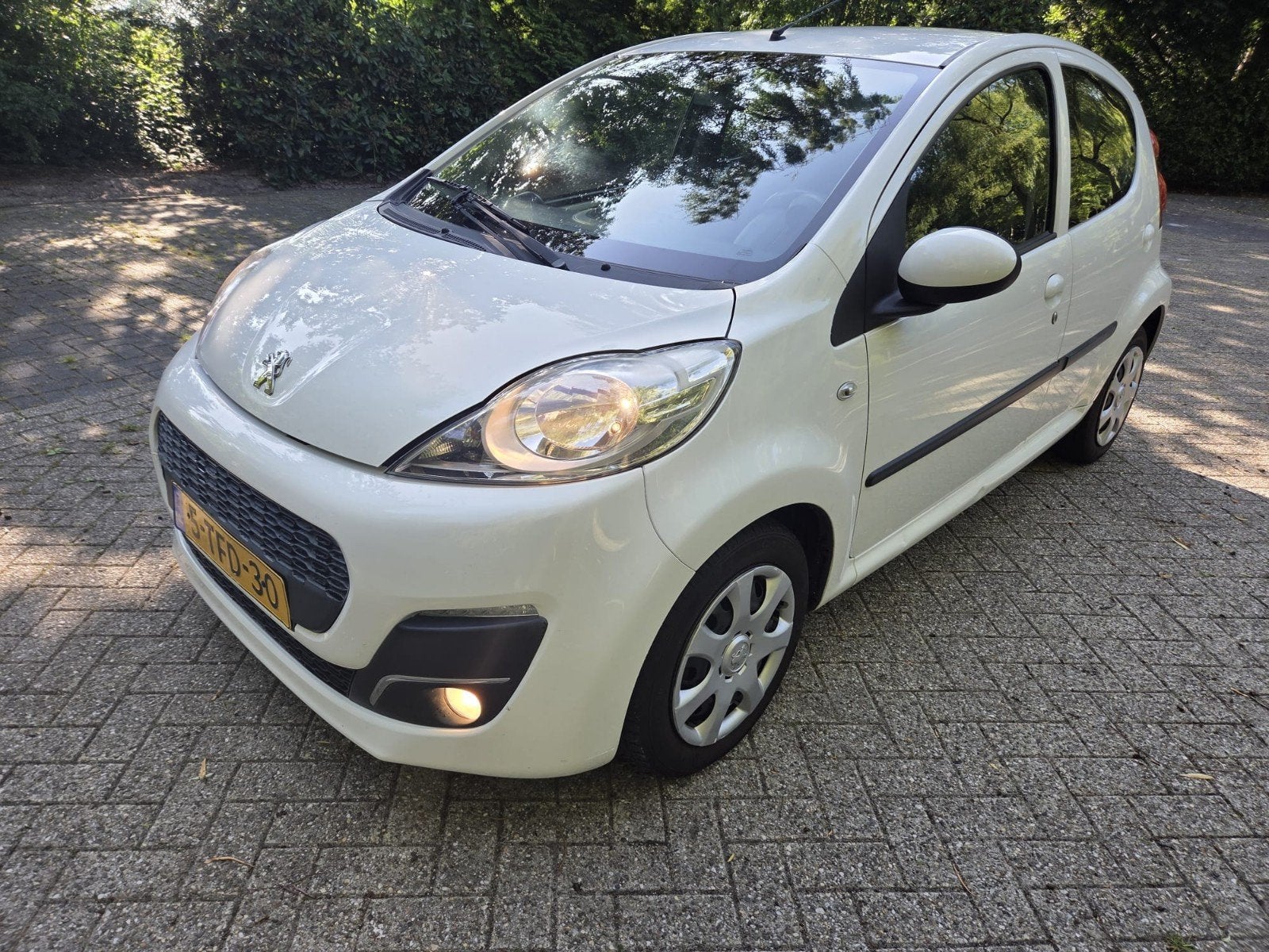 Peugeot 107 1.0 12V 5DR 2014 Wit, Voorwielaandrijving, 4 stoelen, Origineel Nederlands, Handgeschakeld