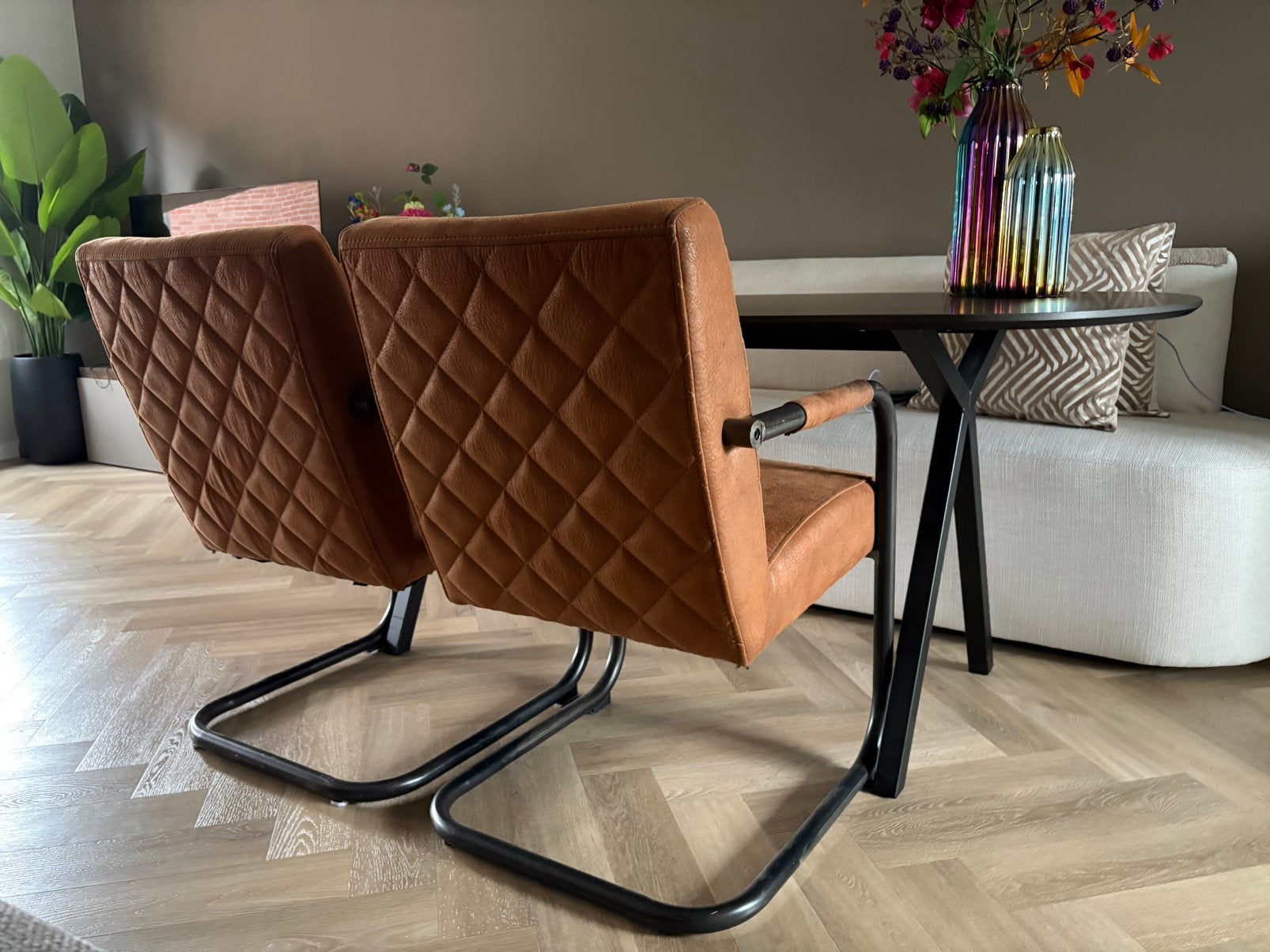 Te koop: 2 eetkamerstoelen cognackleur, Ophalen, Gebruikt