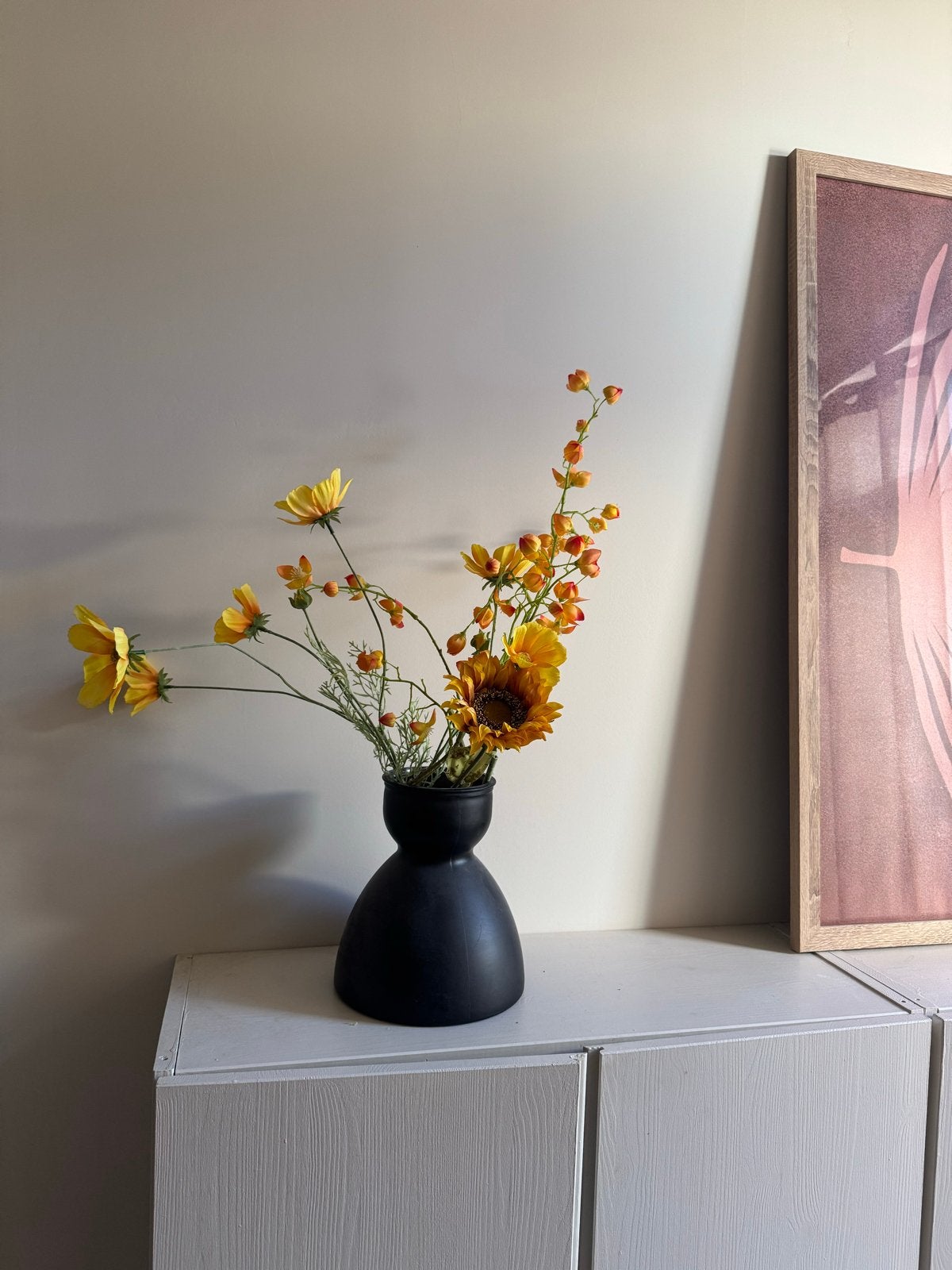 Zwarte vaas met matte afwerking en kunstbloemen, Ophalen, Overige materialen, Zwart, Nieuw