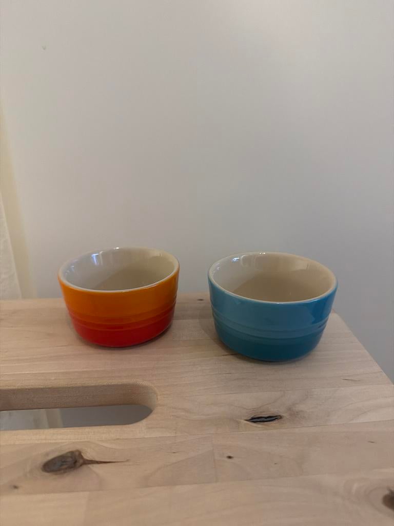 Le Creuset ramekins 2 stuks. Blauw en rood/oranje. Nieuw., Keramiek, Nieuw, Ophalen of Verzenden, Kom(men)
