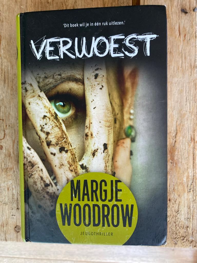 Verwoest - Margje Woodrow (Jeugdthriller), Ophalen of Verzenden, Zo goed als nieuw, Fictie