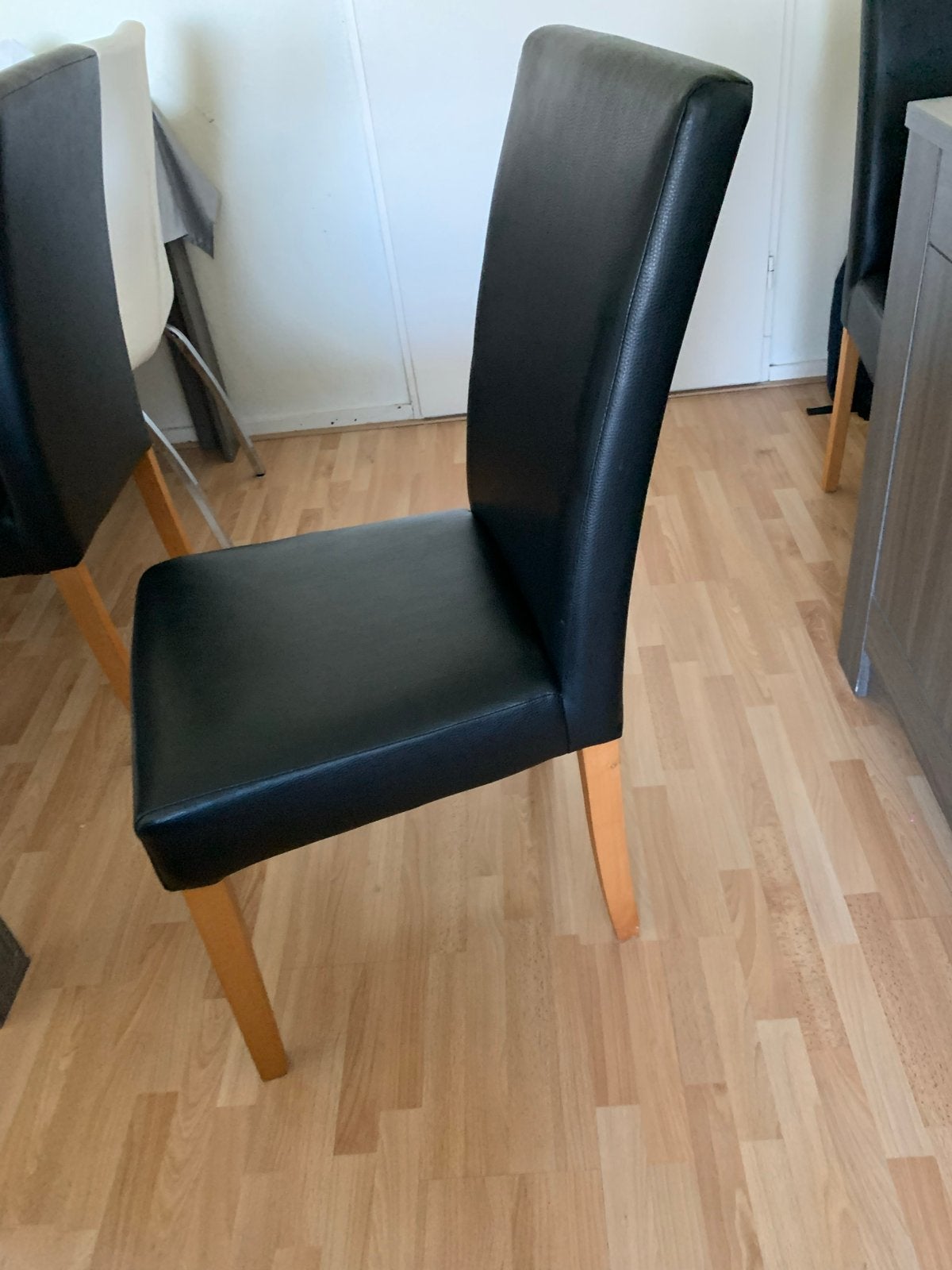Vijf zwarte eetkamerstoelen met houten poten, Ophalen, Gebruikt, Zwart, Vijf, Zes of meer stoelen