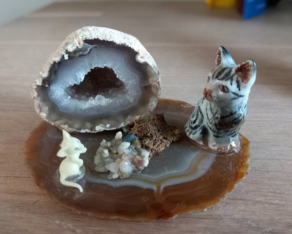 Geode met agaat en kattenbeeldjes, Ophalen of Verzenden, Mineraal
