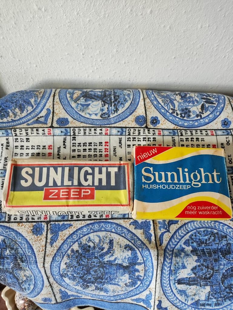 Twee oude verpakkingen met Sunlight zeep, Verzenden