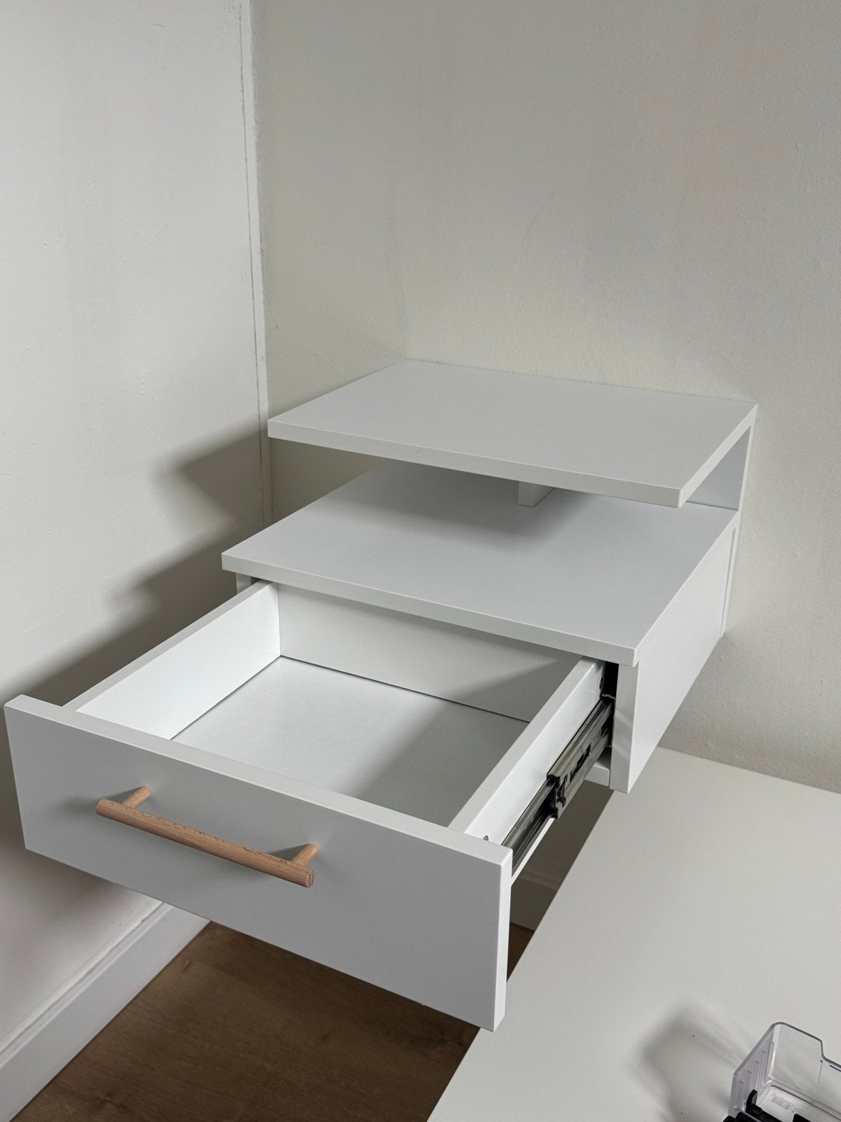Set van 2 witte nachtkastjes met eiken handgrepen, Minder dan 45 cm, Ophalen of Verzenden, Zo goed als nieuw, Minder dan 55 cm
