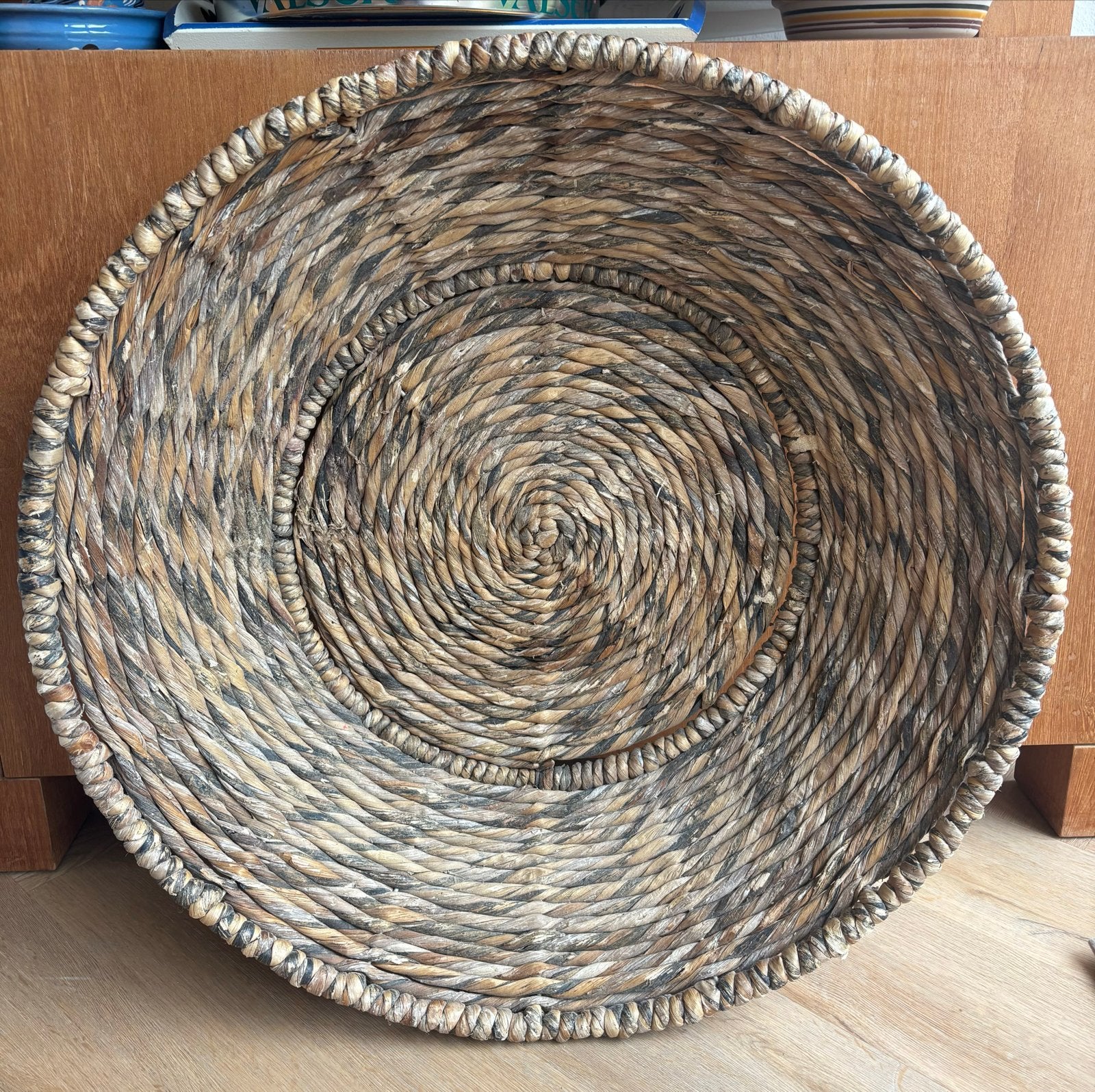 Grote ondiepe mand/schaal voor traktaties of presentatie, Gebruikt, Gevlochten, Mand, Rond