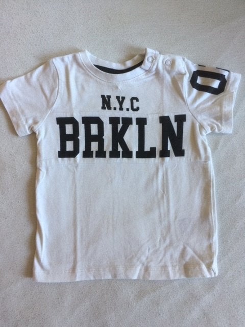 T shirtje van H&M , maat 80 , zgan (N13c), Kinderen en Baby's, Babykleding | Maat 80, Ophalen of Verzenden, Jongetje, Shirtje of Longsleeve