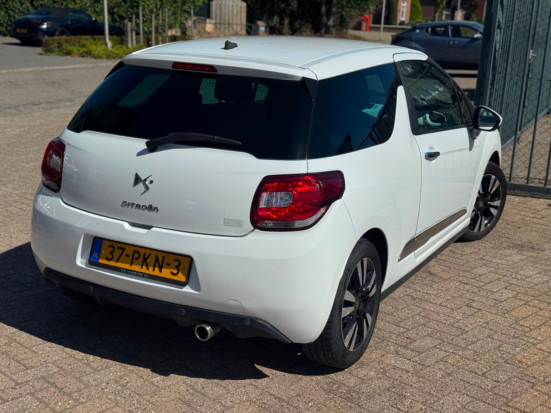 Citroen DS3 1.6 So Chic in White AIRCO NAP CRUISE MF STUUR N, Voorwielaandrijving, Euro 5, 4 cilinders, Automatische klimaatregeling