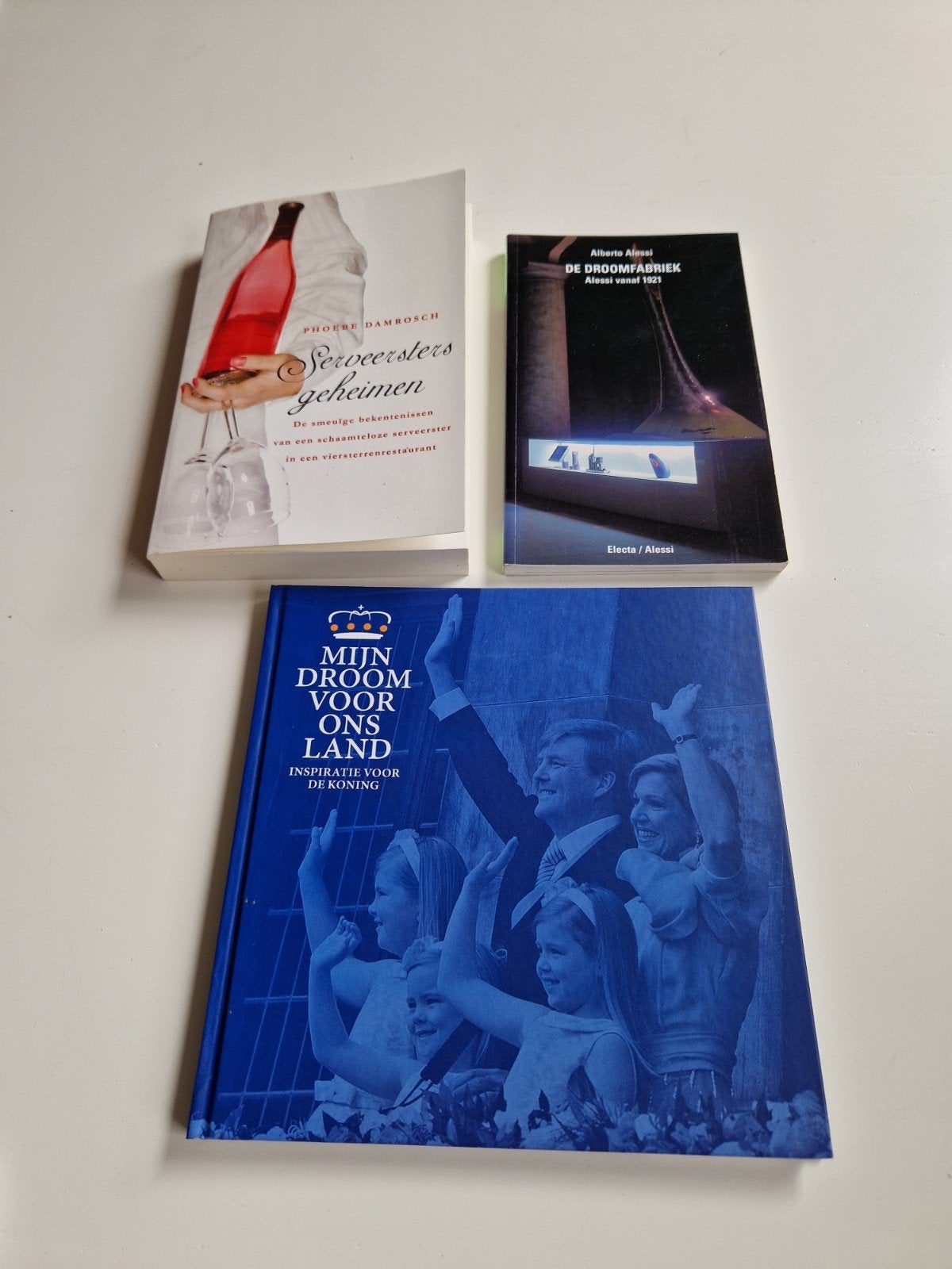 3 boeken: Serveersters geheimen, De Droomfabriek, Mijn Droom, Ophalen of Verzenden, Gelezen, Phoebe Damrosch, Alberto Alessi, Nederland