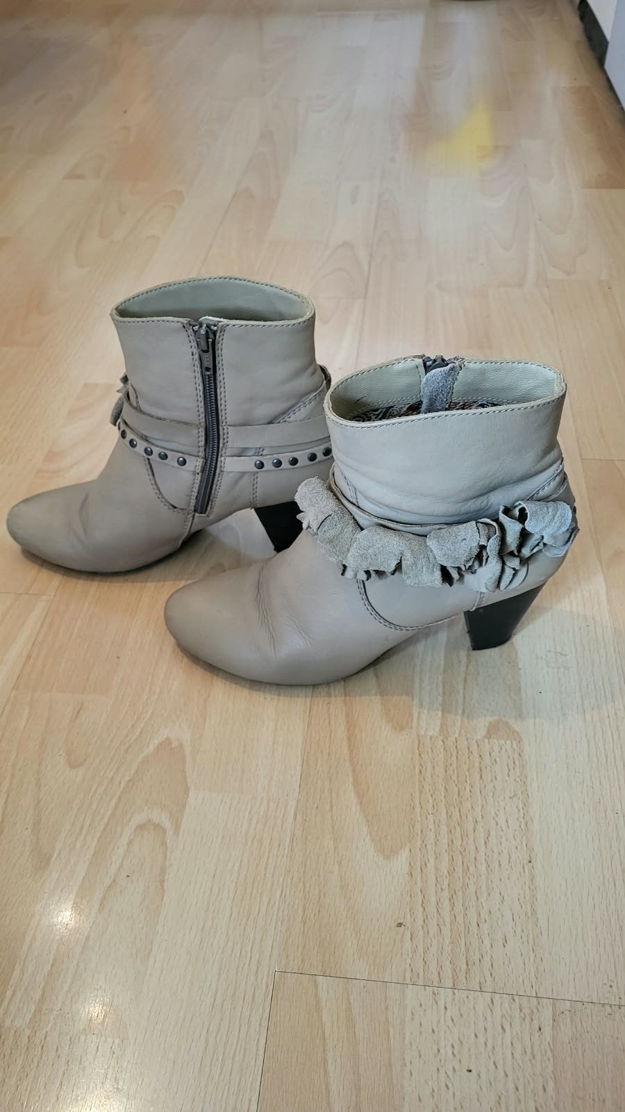 Beige enkellaarzen met bloemdetails - maat 39, Beige, Lage of Enkellaarzen, Ophalen of Verzenden, Gedragen