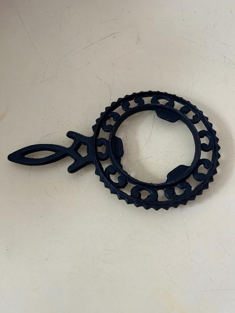 zwarte gietijzeren theepotwarmer of trivet, Ophalen of Verzenden, Gebruikt