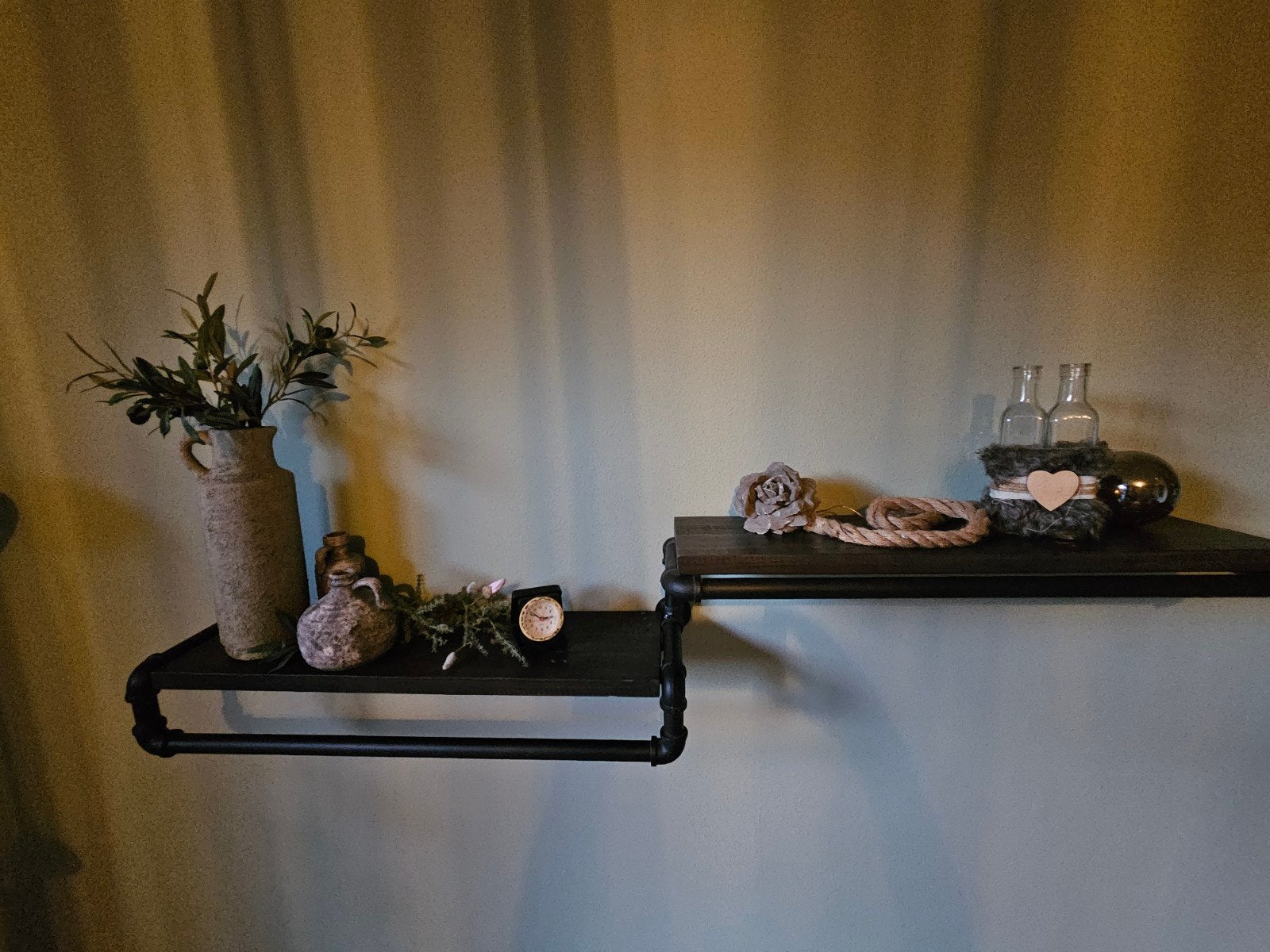 Industriële wandplanken met buizenframe, Ophalen, Zo goed als nieuw