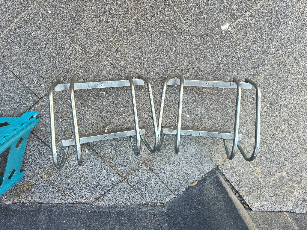 Stalen fietsenrek voor 4 Fietsen, vloerbevestiging, Ophalen, Zo goed als nieuw