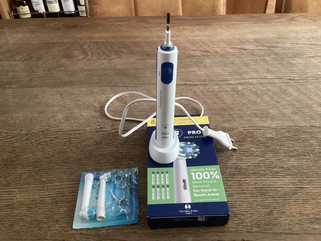 Elektrische tandenborstel Oral B met 10 nieuwe opzetborstel, Ophalen, Gebruikt, Tandenborstel