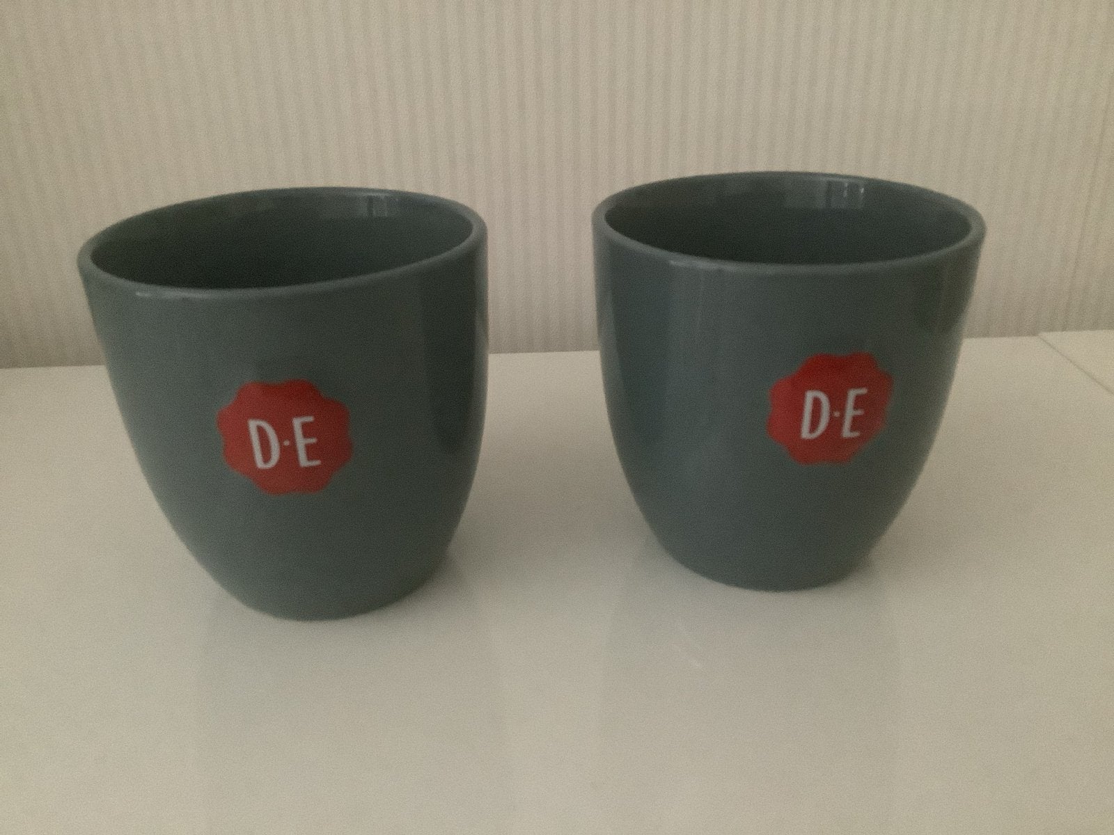 Douwe Egberts Mokken Grijs - Set van 2, Huis en Inrichting, Gebruikt, Overige merken, Keramiek, Mok