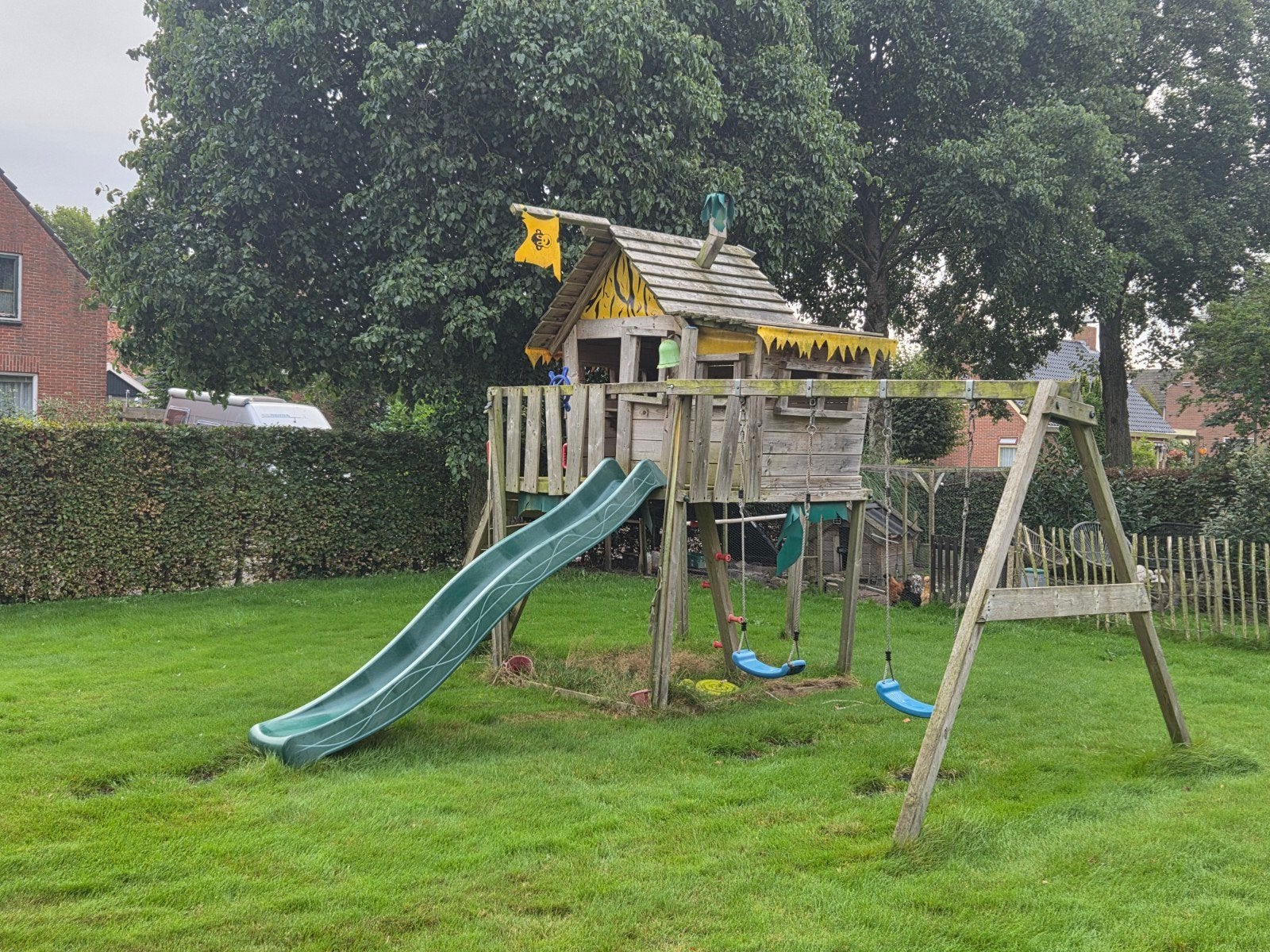 Houten speelhuis met glijbaan, rekstok en schommels, Ophalen, Gebruikt, Glijbaan