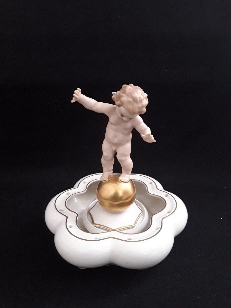 Hutschenreuther rozensteker met kind op gouden bal, Verzenden