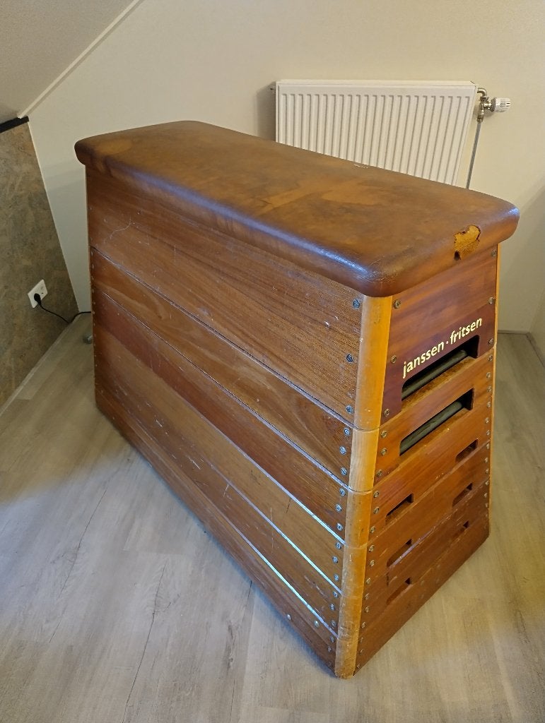 Vintage Turnkast / Gymtoestel - Hout. Janssen en Fritsen, Sport en Fitness, Turnen, Ophalen, Gebruikt, Bruin, Materiaal